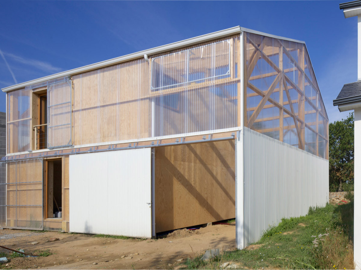 聚碳酸酯波浪采光瓦屋顶的木制房屋